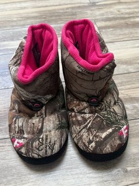 Realtree Camo FXR Boot Slippers with Hot Pink Lining
